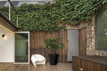 Outdoor patio setting - Concrete planters